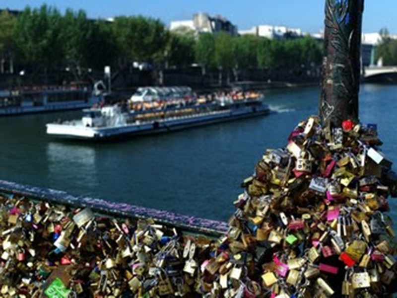“Khóa tình yêu” quá nặng khiến cây cầu nổi tiếng Paris bị sụp đổ